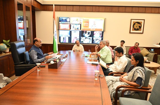 दिल्ली: टीएमसी सांसदों के साथ अभिषेक बनर्जी ने लोकसभा स्पीकर ओम बिरला से की मुलाकात दिल्ली: टीएमसी सांसदों के साथ अभिषेक बनर्जी ने लोकसभा स्पीकर ओम बिरला से की मुलाकात