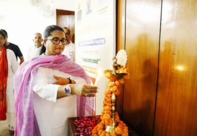 योग केवल व्यायाम नहीं, बल्कि जीवन जीने की एक समग्र पद्धति- श्रीमती गुहा योग केवल व्यायाम नहीं, बल्कि जीवन जीने की एक समग्र पद्धति- श्रीमती गुहा