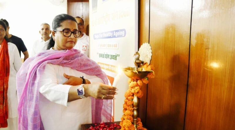 योग केवल व्यायाम नहीं, बल्कि जीवन जीने की एक समग्र पद्धति- श्रीमती गुहा योग केवल व्यायाम नहीं, बल्कि जीवन जीने की एक समग्र पद्धति- श्रीमती गुहा